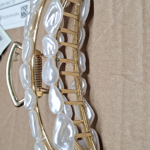 Elegant Gold and Pearl Hair Clip - Picture 2 of 2